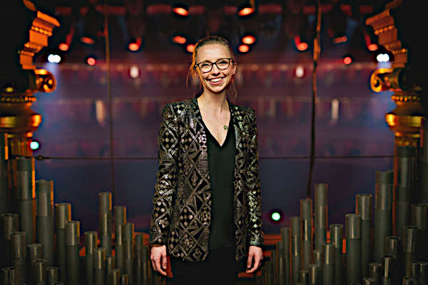 Anna Lapwood - divine organist!